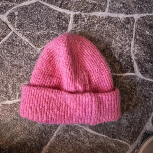 Rosa stickad mössa - Super fin skön mössa från Ginatricot 🩷