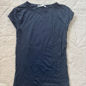 T-shirt  - Mörkblå t shirt som har en tajt passform