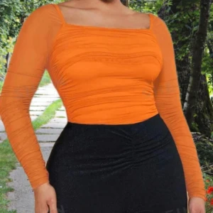 Orange långärmad topp - Säljer en snygg orange långärmad topp med rynkade detaljer. Toppen har en fyrkantig halsringning och är tillverkad i ett stretchigt material som ger en tight passform. Perfekt för att liva upp garderoben med en färgklick! Topp ifrån SHEIN  Strl 0XL men känns som L-XL. Mycket stretch i den  Stickat Tyg, 94% Polyamid, 6% Elastan Maskintvätt eller professionell kemtvätt  Innerfoder: 95% Polyester, 5% Elastan