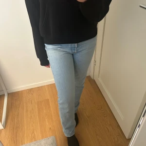 Levi’s 501 - 28x32 Ljusa levi’s jeans i den klassiska 501 modellen. Köpta på Plick men de satt inte riktigt som jag hade tänkt mig. De är i mycket fint skick!