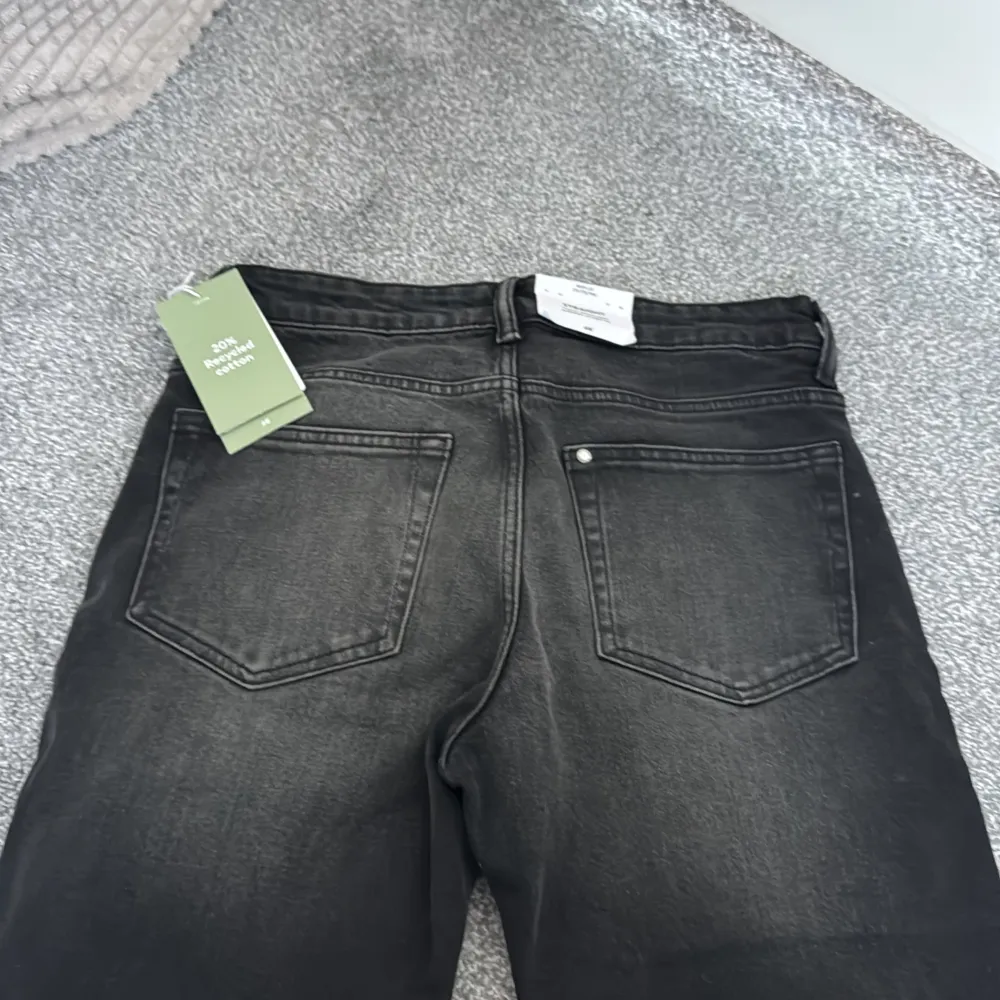 Snygga svarta jeansbyxor med en klassisk femficksdesign. Byxorna har en lätt tvättad look och raka ben. Perfekta för en stilren vardagslook.. Farkut & Housut.