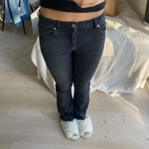 Mid waist bootcut jeans - Säljer dem här jeansen från Gina Young. Dem är lite slitna längst ner men inget som märks. Dem passar både som mid och Low waist. Köpte dem för 350kr💖