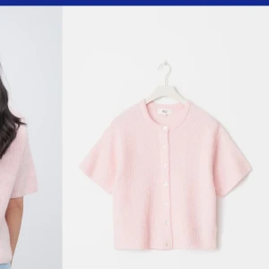 Rosa short sleven cardigan - Söt rosa kofta från gina med kortärmad design och knappar framtill. Perfekt för en avslappnad stil. Den har en mjuk och bekväm känsla.