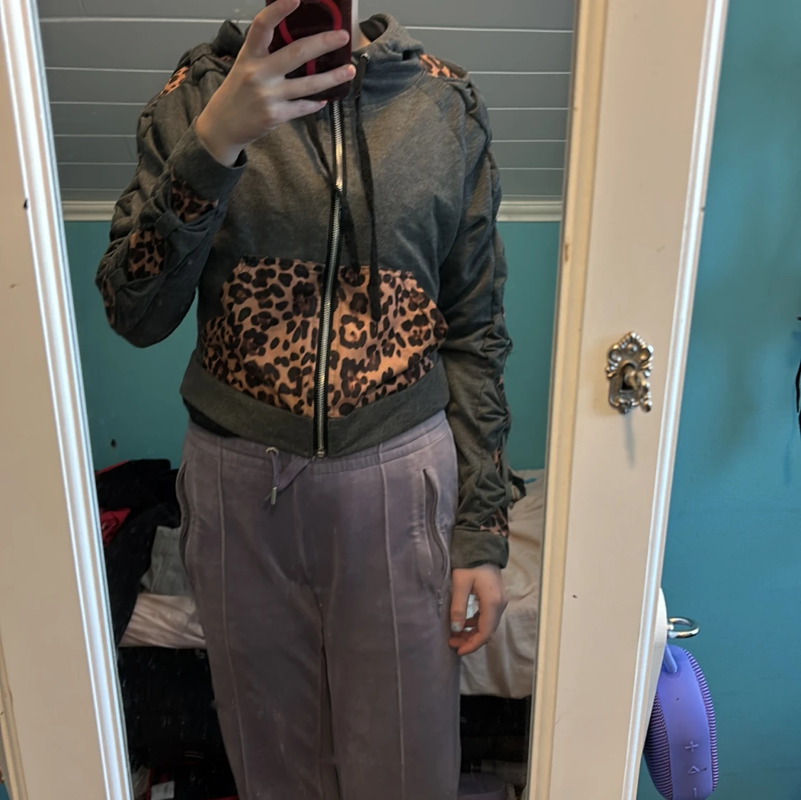 Grå leopardmönstrad hoodie