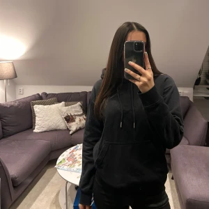 Svart hoodie  - Säljer en svart hoodie i storlek XS. Köparen står för frakten!💗
