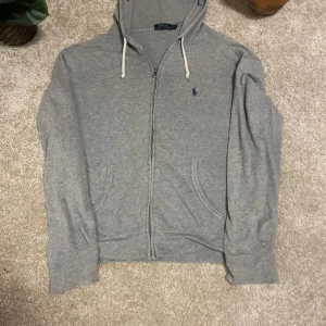 Ralph lauren zip Hoodie  - 8/10 skick inga defekter med snören skriv om du är intresserad 