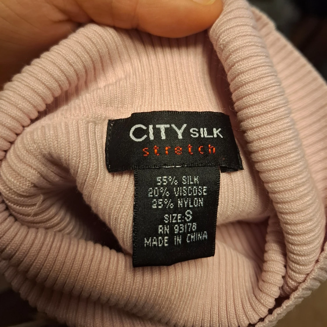 Ljusrosa ribbad polotröja från City Silk - 1