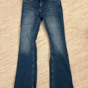 Low waisted bootcut jeans från ONLY - Snygga blå bootcut jeans från ONLY i storlek M. Sparsamt använda, inga tecken/defekter.
