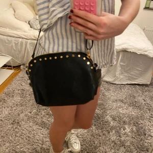 Snygg väska - Jätte fin axel väska som jag inte använder längre!💓man kan justera axelbanden så man får till längden man vill ha!