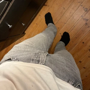 Gråa Jack and Jones jeans - De trendiga gråa jeansen från Jack and Jones med en avslappnad passform och i nästan oanvänt skick. Fråga ifall det skulle vara något!