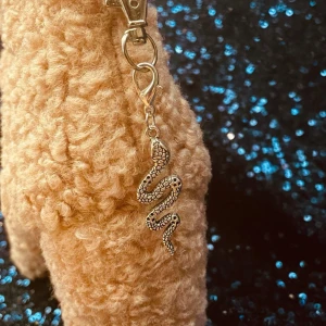 Made by prisförslag- skohänge Orm med krok  - Made by prisförslag- skohänge Orm med krok. De andra hängena går också att köpa