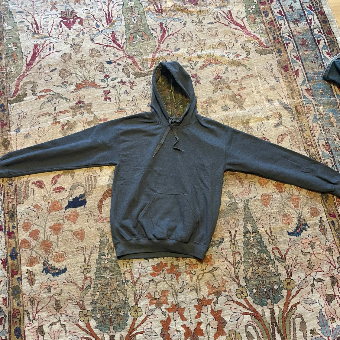 Grå hoodie med real tree camo i luvan