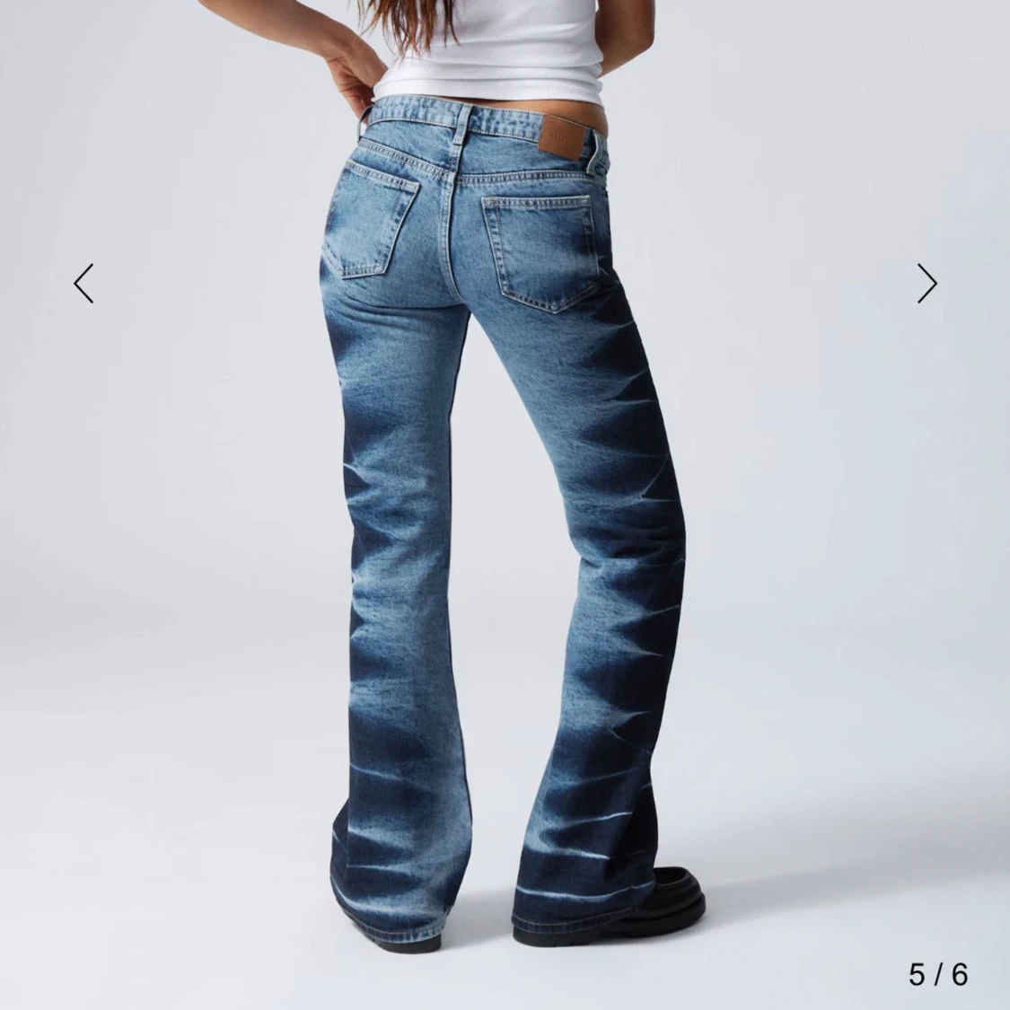 Blå bootcut jeans med mönster - 2
