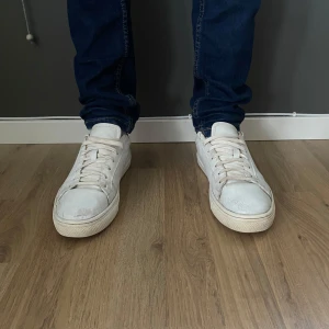 Vita sneakers från Jack & Jones - Säljer ett par vita sneakers från Jack & Jones i storlek 40. Skorna har en klassisk design med snörning och en bekväm passform. Perfekta för en avslappnad stil.