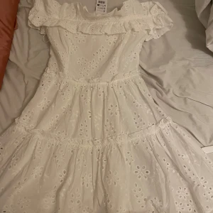 Studentklänning Bubbleroom ”Flounce off shoulder dress” - Säljer denna superfina student klänningen från Bubbleroom då jag hittade en annan. Den är off shoulder och slutar ungefär innan knäna. Klänningen är i nyskick och helt oanvänd med prislappen på. Den är Vit och i storlek M. För fler frågor eller bilder är det bara att skriva. Vid snabb affär kan pris diskuteras 🥰💕