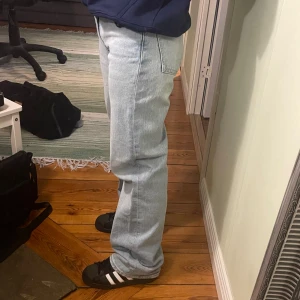 Flare jeans - Säljer ett par ljusblå flare/bootcut jeans. Har använts ett fåtal gånger och är storlek xs mid waist