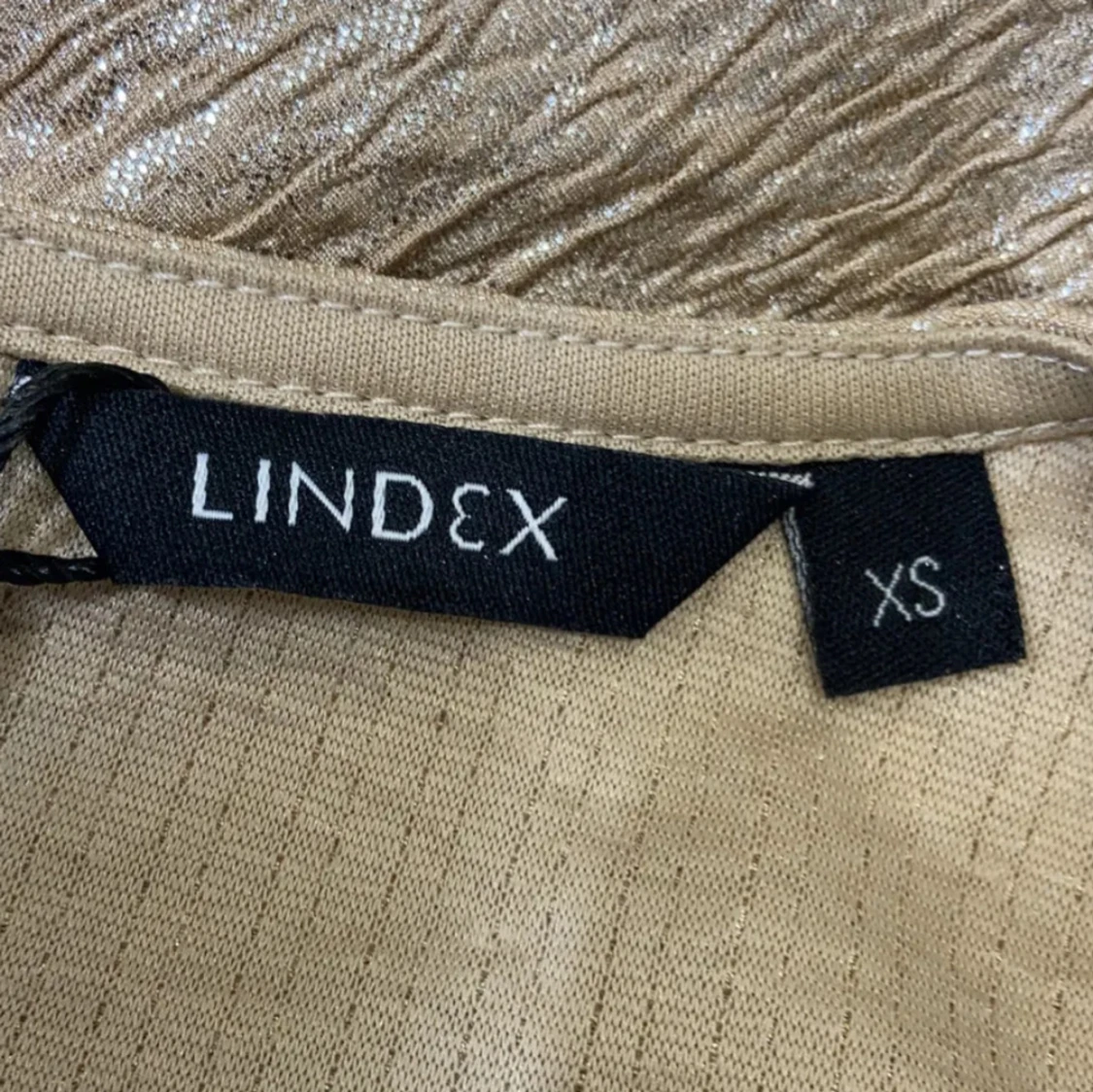 Glittrig beige topp från Lindex - 2