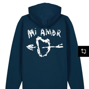Mörkblå hoodie från Mira Paris - Snygg mörkblå hoodie från Mira Paris med texten 'Mi Amor' och ett hjärta med pil på ryggen. Perfekt för en avslappnad stil. Den har en klassisk känguruficka och justerbar huva med dragsko.