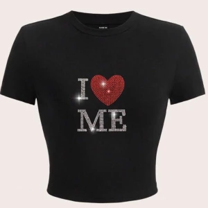 Svart croppad t-shirt med strass - Snygg svart croppad t-shirt från SHEIN med texten 'I ❤️ ME' i strass. Perfekt för att göra ett statement med stil. Kortärmad och bekväm passform.