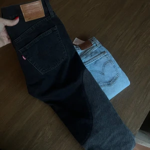Svarta och ljusblå jeans från Levi's - Ett par unika häftiga jeans från Levi's i grå/svart, använda en gång så i nyskick! Storlek W25 L32