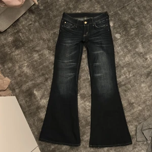 Mörkblå bootcut jeans från weekday - Snygga mörkblå bootcut jeans från weekday. Dom är low waist och sitter jättesnyggt!