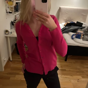 Supersnygga rosa kofta - Jättesnygg rosa finstickad kofta från Benetton. Storlek M men passar mig som har xxs-s. Bra skicka och knappt använd. Pris är diskuterbart💞