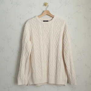 Tjock stickad tröja - 🧁FÖRST TILL KVARN!🧁En tjock kabelstickad tröja i krämvit. Storlek L, sitter lite oversized på mig med M. En aning tung och håller en varm under under det kyligare vädret eller om man bara vill ha på sig något mysigt och gosa upp vibben under dagen, använd två gånger, nyskick. Köpt från Kappahl.