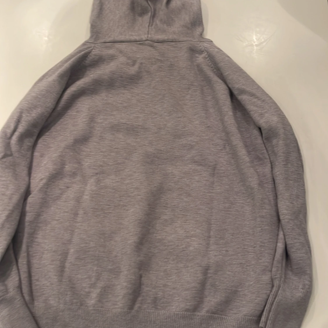 Grå hoodie passar 155-165 cm långa - 1