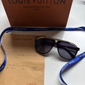Solglasögon från Louis Vuitton - Säljer ny dessa solglasögon från Louis Vuitton, dom är i nytt skick och perfekta för att ge din outfit en lyxig touch. Hör gärna av er vid frågor eller om ni vill ha fler bilder. Priset är inte hugget i sten. Kvitto finns (med Scan )MVH LuxeNest.💸
