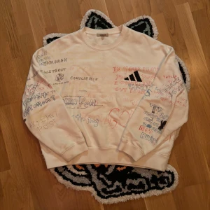 Vit sweatshirt med textmönster - Yeezy season 5 scribble hand drawn sweatshirt. Väldigt boxig. Storlek Large.. bra condition