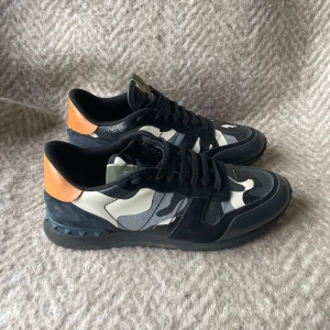 Valentino Rockrunners - Ett par mycket snygga Valentino Rockrunners i storlek 43 1/2! Passar 43! Skorna är i bra skick utan några större defekter! Låda tillkommer! Hör av dig vid intresse! Skick: 8/10! Nypris: 7999kr! Mitt pris: 1999kr!