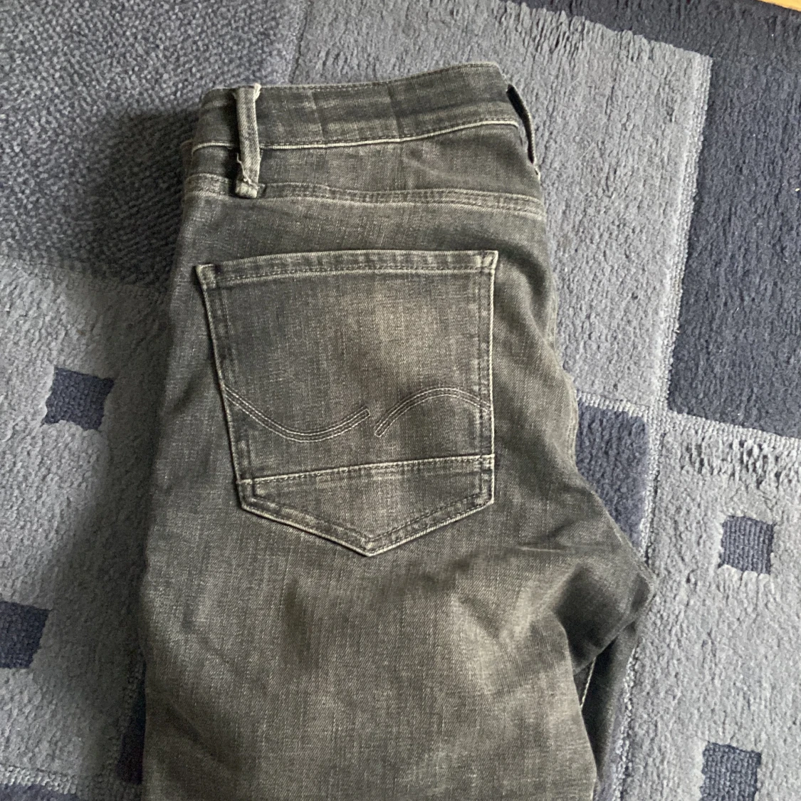 Grå jeans med slim straight fit 30/32