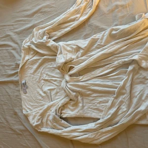 Vit topp - Säljer den populära  vit omlottopp från Design by si i stl xs/s