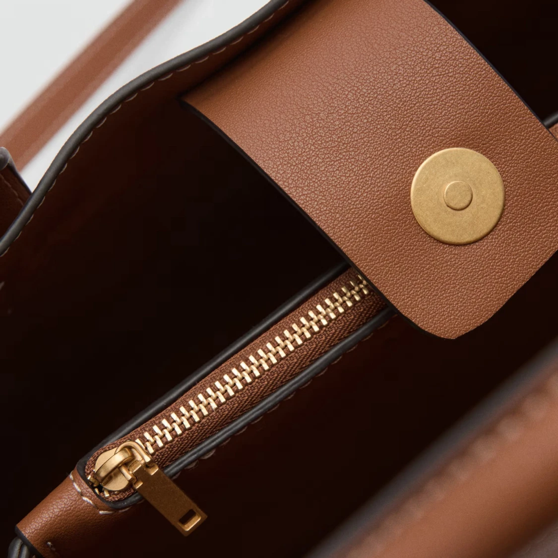 Brun handväska med gulddetaljer - 2