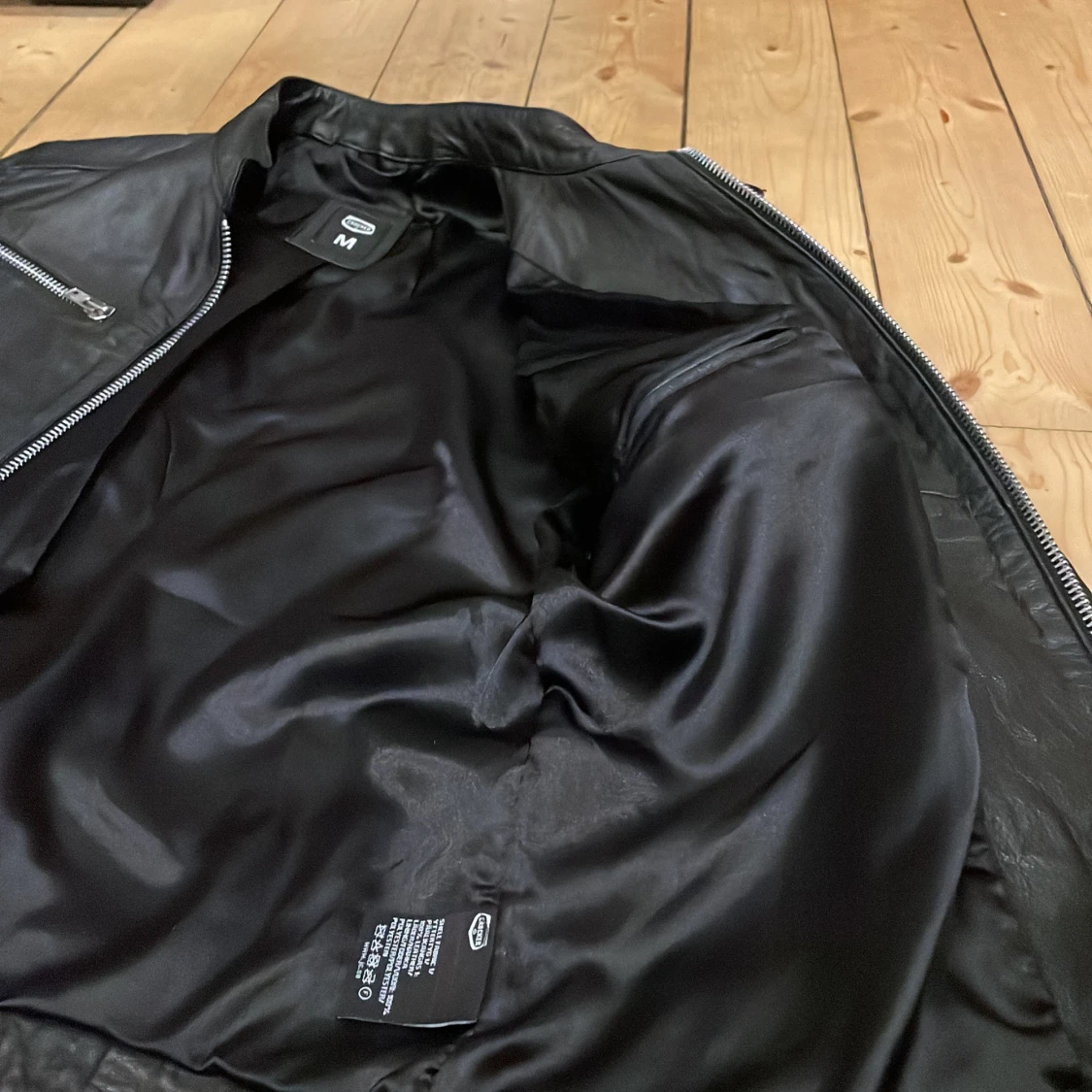 Svart skinnjacka med dragkedjor - 3