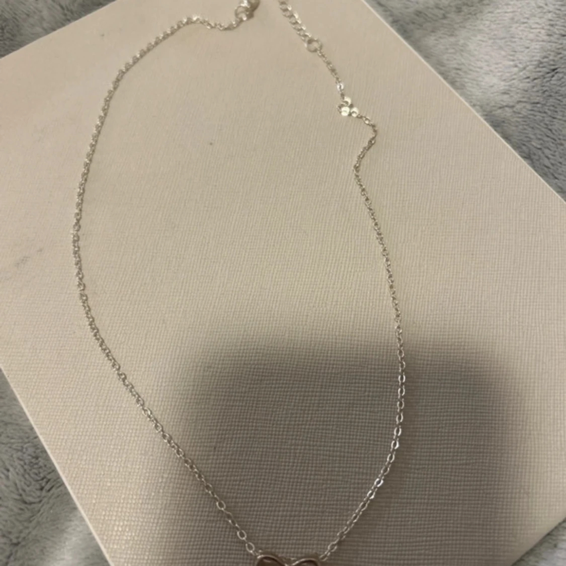 Silverhalsband med rosett - 1