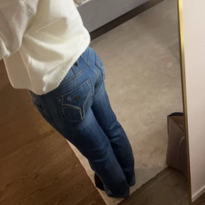 Blå jeans med bootcut - Snygga låg midjade blå jeans, med bootcut-stil😍byxorna är från miss sixty, storlek 27, säljs pågrund av att dom inte kommer till användning då dom inte riktigt är min stil🥰är 162 och dom är lite för långa för mig💗