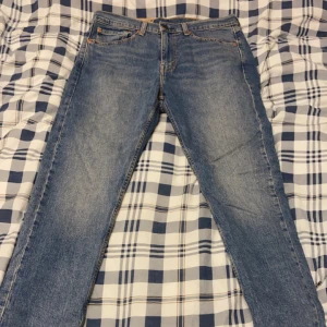 Levi's 515 Slim Taper Jeans - Snygga Levi's 515 Slim Taper jeans i en klassisk blå färg. De har en modern slim passform med avsmalnande ben och är tillverkade i slitstarkt denim. Perfekta för en stilren look. Nypris 500. Pris kan diskuteras. Aldrig använt.