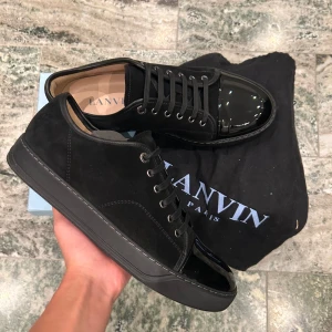 Lanvin cap toe - Ett par nästan helt nya lanvins i storlek 42-43/uk8 färgen svart. Dustbag och låda medföljer!