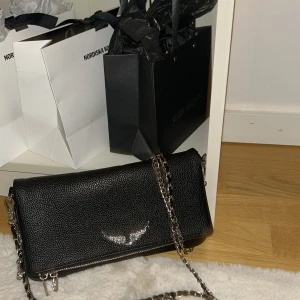 Svart Zadig med kedja - Vill sälja min Zadig väska då den inte kommer till användning längre,den är i mycket bra skick då jag köpte den i somras för 4000 .priset kan diskuteras privat !!💖