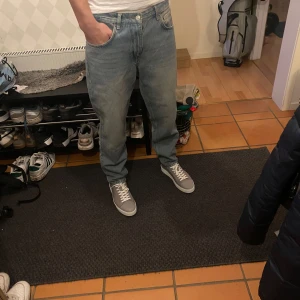 Blå jeans från Pull&Bear - Säljer ett par klassiska blå jeans från Pull&Bear. De har en straight passform och är tillverkade i denim. Perfekta för en avslappnad stil.