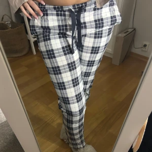 Rutig pyjamasbyxa med snörning (flanell) - Mysiga rutig pyjamasbyxor i svart och vitt med snörning i midjan. Helt oanvända, prislapp sitter kvar. 🥰