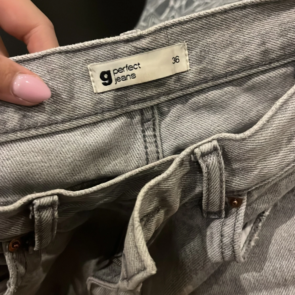 Grå jeans från Ginatricot  - 3