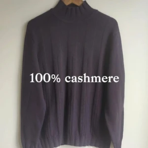 100% cashmere tröja - Kashmir har turtelneck i ett mycket fint skick, inga skidor eller fläckar. Perfekt nu för hösten då den både är varm och färgen är utmärkt till en höstoutfit. Hör av dig vid frågor eller funderingar.