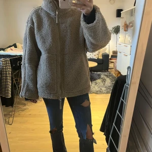 Beige teddyjacka H&M - Mysig beige trending teddyjacka med dragkedja framtill. Från H&M.