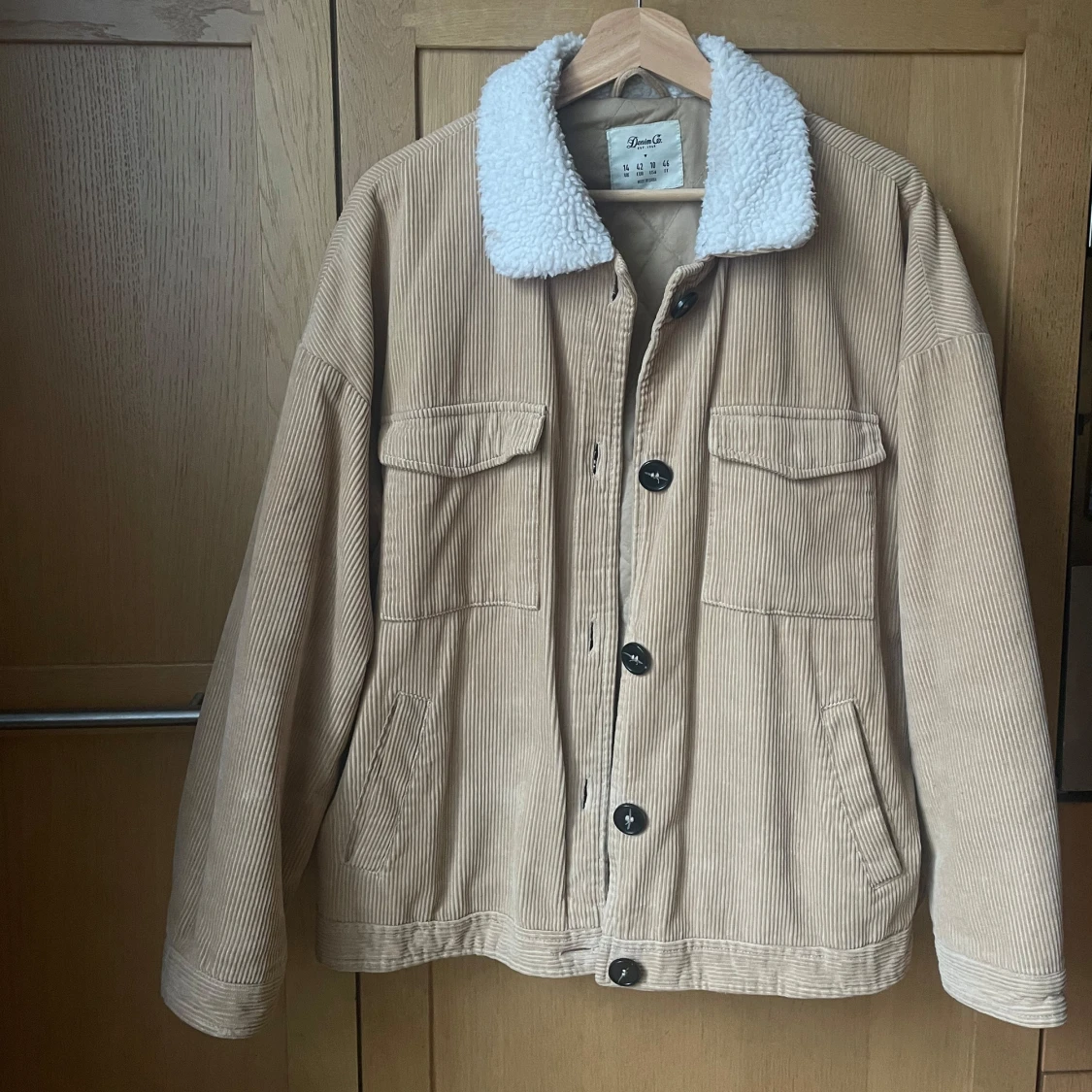 Beige manchesterjacka med teddykrage