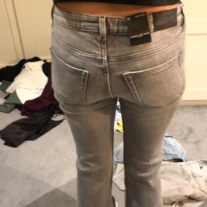 Grå jeans med bootcut - Snygga grå jeans, bootcut och låg midja helt oanvända med lappen kvar. De är för långa för mig och mer bootcut än på bilden, skriv för fler bilder🙌stl w28 passar small ungefär