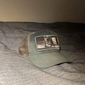 Blågrön keps från Emilio Pendenza - Snygg blågrön keps från Emilio Pendenza som är köpt från deras hemsida för 550kr. För ungefär två år sedan men jag får inte så mycket användning av den längre