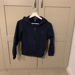 Polo Ralph lauren zip hoodie  - Zip hoodie från polo Ralph lauren i bra skick, men andvänd hyfsat mycket. 