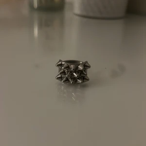 Silvrig ring med nitar - Snygg och unik silvrig ring dekorerad med små nitar som ger en edgy look. Perfekt för att ge din outfit en tuffare stil. Ringen har en bred design och är tillverkad i metall. Pris går att diskutera💕 nypris 399kr